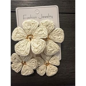 White Raffia Flower Earrings Gold Tone Drop Dangle Statement Lightweight